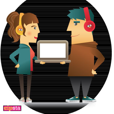 Giovane coppia che si divide lo stesso computer