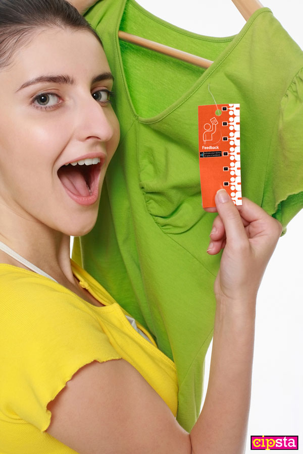 Etichetta di un vestito che permette di essere individuato e giudicato
